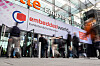 Folk går inn gjennom glassinngangen til embedded world-messen med store bannere.
