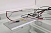 Rektangulær battericelle med ledninger til måleutstyr på laboratoriebenk.