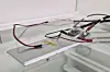 Rektangulær battericelle med ledninger til måleutstyr på laboratoriebenk.