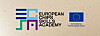 Logo for European Chips Skills Academy ved siden av EU-flagget på lys bakgrunn.